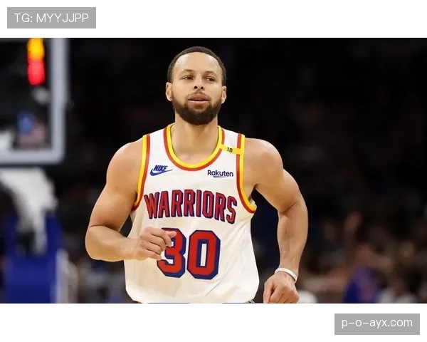 罗伯特森拿球单打拉开空间对比库里更偏组织型